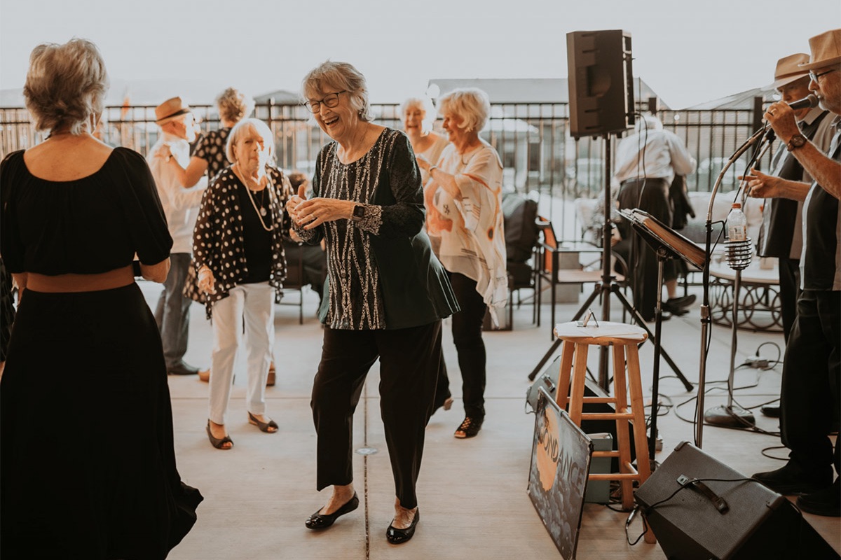 twin-oaks_live-band-dancing-1 twin-oaks_live-band-dancing-1